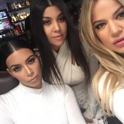 Kourtney Kardashian se apoya en Kim y Khloé para superar la ruptura