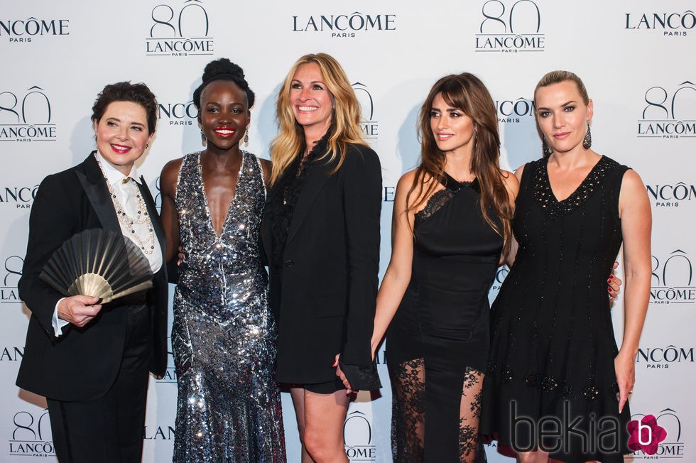 Isabella Rossellini, Lupita Nyong'o, Julia Roberts, Penélope Cruz y Kate Winslet en el 80 aniversario de Lancôme