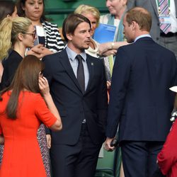 Los Duques de Cambridge saludan a Josh Hartnett en Wimbledon 2015