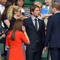Los Duques de Cambridge saludan a Josh Hartnett en Wimbledon 2015