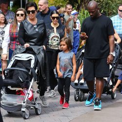Los Kardashian-Jenner en el cumpleaños de Penelope en Disneyland
