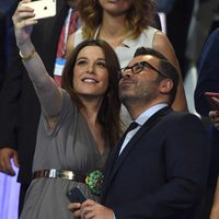 Raquel Sánchez Silva junto a Jorge Javier Vázquez haciéndose un selfie