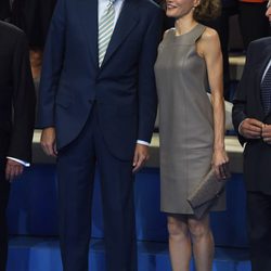 El Rey Felipe VI y la Reina Letizia muy cómplices en la visita a Mediaset