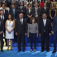 Los Reyes junto a los responsables y rostros conocidos de Mediaset