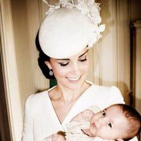 Kate Middleton sostiene a su hija Carlota en su bautizo