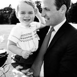 El Príncipe Guillermo, muy sonriente con el Príncipe Jorge en el bautizo de la Princesa Carlota
