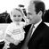 El Príncipe Guillermo, muy sonriente con el Príncipe Jorge en el bautizo de la Princesa Carlota