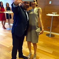 La Reina Letizia haciéndose un selfie con Jorge Javier Vázquez en su visita a Mediaset
