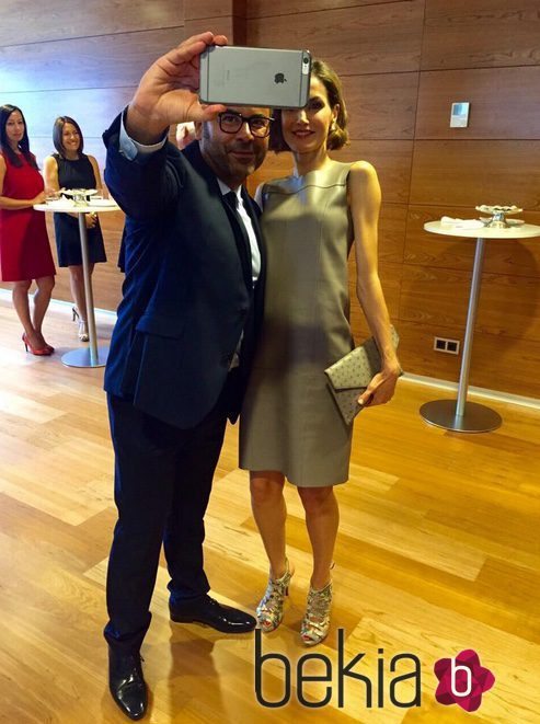 La Reina Letizia haciéndose un selfie con Jorge Javier Vázquez en su visita a Mediaset