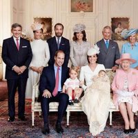 La Familia Real Británica y los Middleton en el bautizo de la Princesa Carlota de Cambridge
