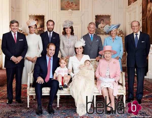 La Familia Real Británica y los Middleton en el bautizo de la Princesa Carlota de Cambridge
