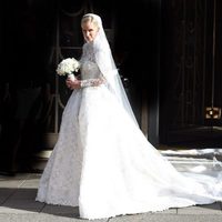 Nicky Hilton radiante con el vestido de novia camino al altar