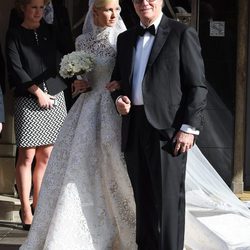 Nicky Hilton acompañada de su padre Richard Hilton en el día de su boda