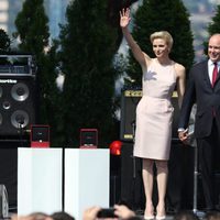El Príncipe Alberto II y la Princesa Charlene saludando a los asistentes