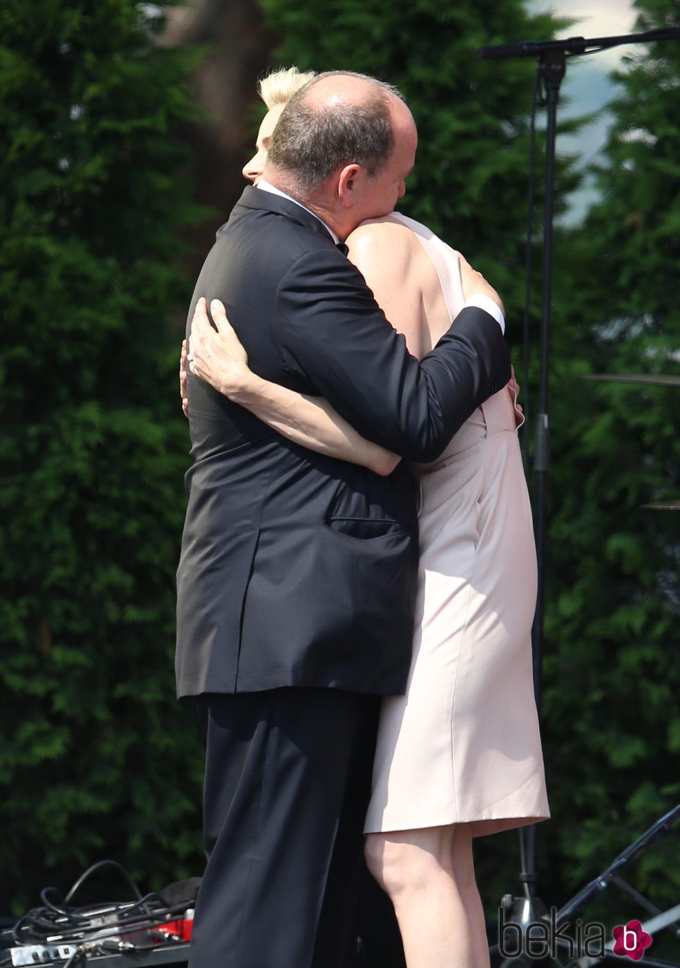 Príncipes Alberto II y Charlene de Mónaco abrazándose ante todos los asistentes