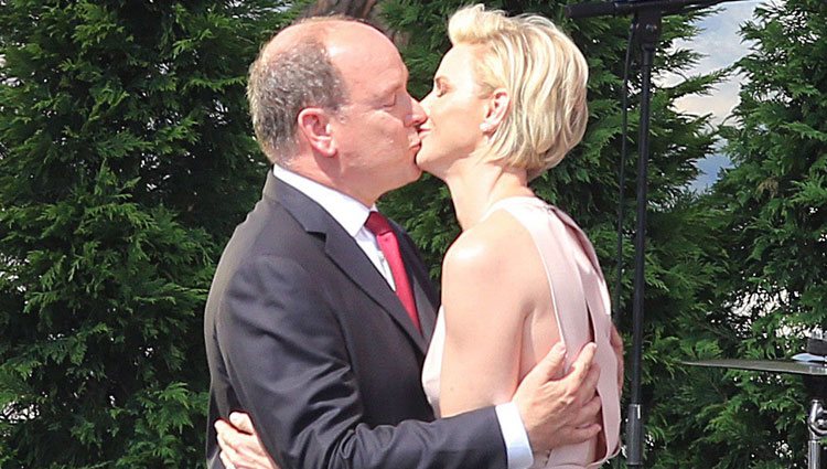 Los Príncipes Alberto y Charlene de Mónaco besándose
