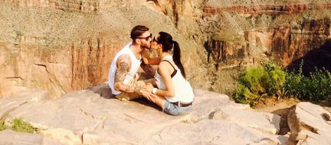 Pilar Rubio y Sergio Ramos besándose en el Gran Cañón del Colorado