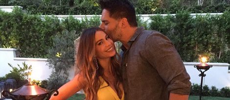 Joe Manganiello besando cariñosamente a Sofía Vergara en la fiesta de su 43 cumpleaños