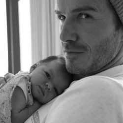 David Beckham con una recién nacida Harper Seven tumbada sobre su pecho