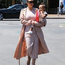 North West mancha de mantequilla la chaqueta de Kim Kardashian