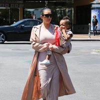 North West mancha de mantequilla la chaqueta de Kim Kardashian
