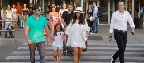 Paula Echevarría y David Bustamante a su llegada a Ibiza con su hija Daniella