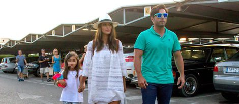 David Bustamante y Paula Echevarría con su hija Daniella al llegar a Ibiza