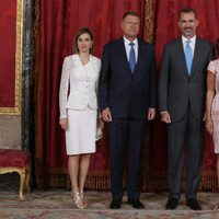 Los Reyes Felipe y Letizia con el presidente de Rumanía y su esposa en un almuerzo en el Palacio Real