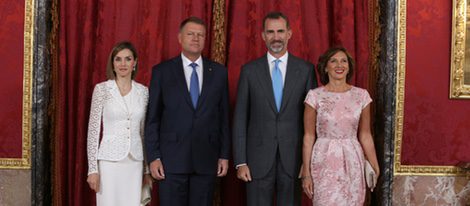 Los Reyes Felipe y Letizia con el presidente de Rumanía y su esposa en un almuerzo en el Palacio Real