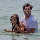 David Bustamante juega con su hija Daniella en el mar en Ibiza