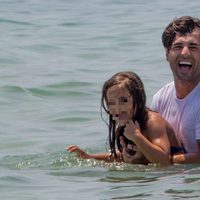 David Bustamante juega con su hija Daniella en el mar en Ibiza