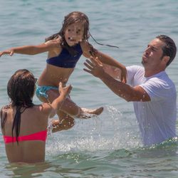 Paula Echevarría y David Bustamante lanzan al aire en el mar a su hija Daniella en Ibiza