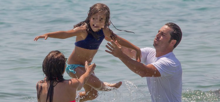 Paula Echevarría y David Bustamante lanzan al aire en el mar a su hija Daniella en Ibiza