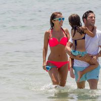 Paula Echevarría y David Bustamante salen del mar con su hija Daniella en Ibiza