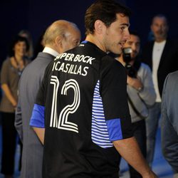 Iker Casillas luciendo la camiseta del Oporto con el número 12