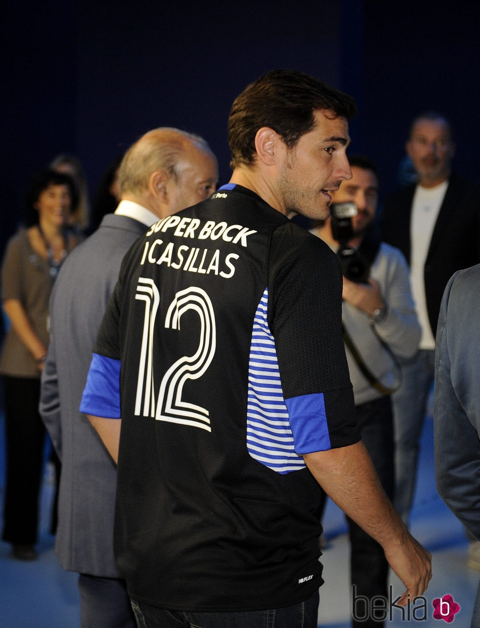Iker Casillas luciendo la camiseta del Oporto con el número 12