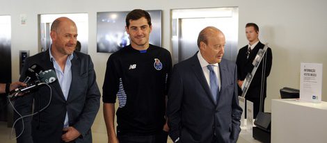 Iker Casillas paseando por el Estadio Dragão de Oporto