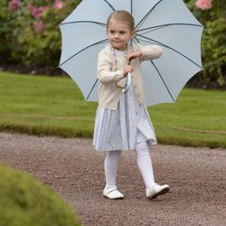 Estela de Suecia con un paraguas en el 38 cumpleaños de su madre