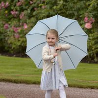 Estela de Suecia con un paraguas en el 38 cumpleaños de su madre