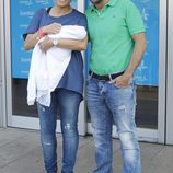 Luján Argüelles y Carlos Sánchez Arenas presentan a su hija Miranda