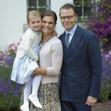 Victoria y Daniel de Suecia con su hija Estela en el 38 cumpleaños de Victoria de Suecia
