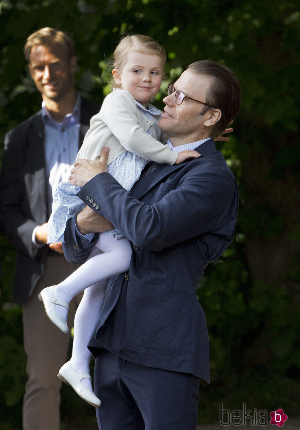 Daniel de Suecia coge en brazos a la Princesa Estela en la celebración del 38 cumpleaños de Victoria de Suecia