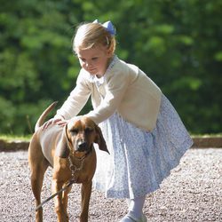Estela de Suecia jugando con un perro en el 38 cumpleaños de Victoria de Suecia