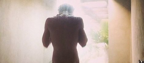 Jon Kortajarena posando luciendo culo bajo la ducha