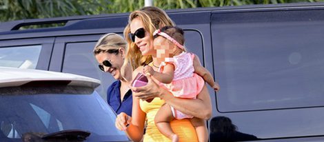 Esther Cañadas con su hija Galia en brazos en su primer verano en Ibiza