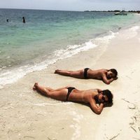 Ana Caldás e Hiba Abouk tomando el sol en topless en Cuba