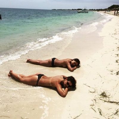 Ana Caldás e Hiba Abouk tomando el sol en topless en Cuba