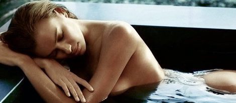 Irina Shayk desnuda en una bañera
