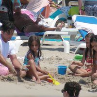 David Bustamante juega en la arena con su hija Daniella en Ibiza