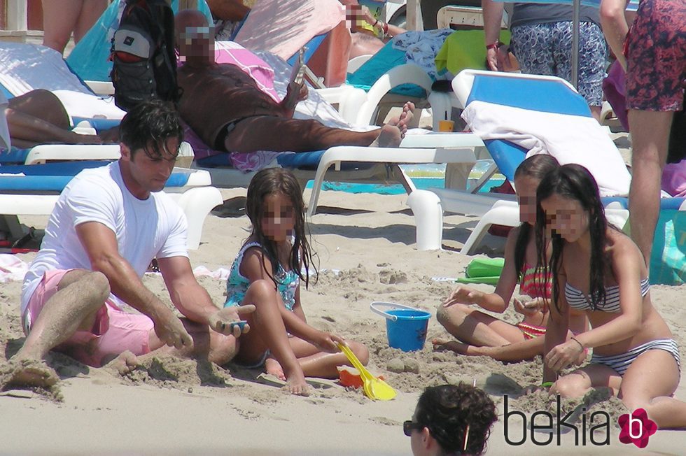 David Bustamante juega en la arena con su hija Daniella en Ibiza